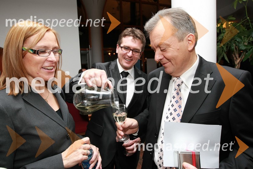 Cvetka Žirovnik, pomočnica generalnega direktorja RTV Slovenija za organizacijo, kadre in izobraževanje in Anton Guzej, generalni direktor RTV Slovenija50 let radia MMR in 30 let TV oddaje Hidak - mostovi