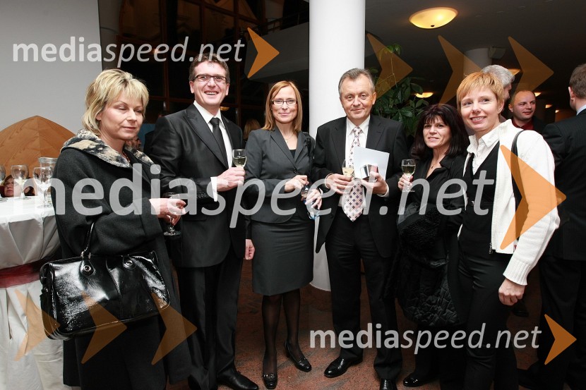 Duška Uran, samostojna strokovna sodelavka v službi za trženje v RC Maribor , Jožef Vegi, odgovorni urednik radia MMR Lendava, Cvetka Žirovnik, pomočnica generalnega direktorja RTV Slovenija za organizacijo, kadre in izobraževanje, Anton Guzej, generalni direktor RTV Slovenija, Vesna Maher, samostojna strokovna sodelavka za finance in računovodstvo v RC Maribor, in Polonca Komar, producentka Radia Maribor in odnosi z javnostmi RTV Slovenija
50 let radia MMR in 30 let TV oddaje Hidak - mostovi