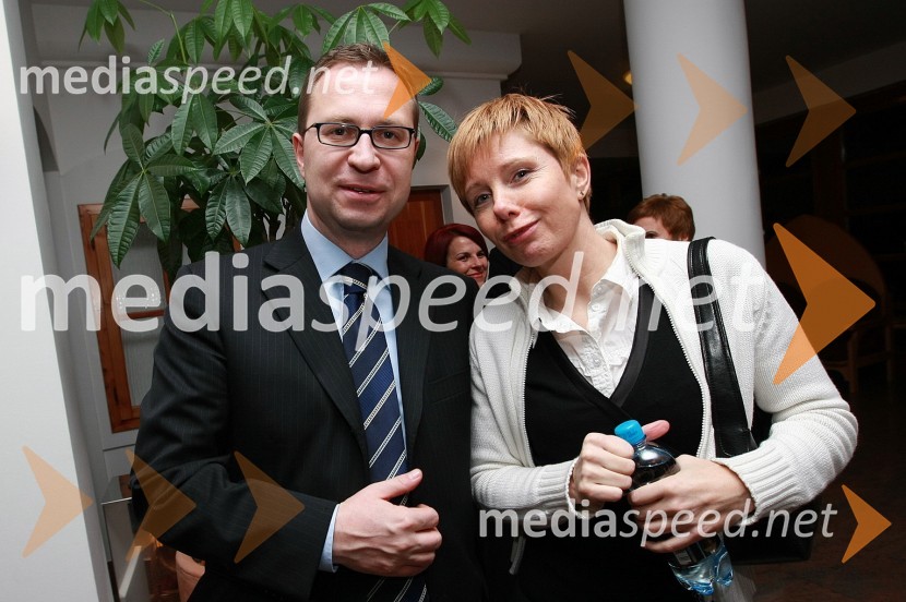 Marko Filli, pomočnik generalnega direktorja RTV Slovenija za tehniko, investicije in inženiring in Polonca Komar, producentka Radia Maribor in odnosi z javnostmi RTV Slovenija50 let radia MMR in 30 let TV oddaje Hidak - mostovi