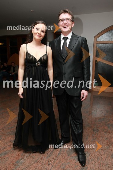 Mirjana Lovrič, odgovorna urednica TV Lendava in Jožef Vegi, odgovorni urednik radia MMR Lendava, povezovalca večera50 let radia MMR in 30 let TV oddaje Hidak - mostovi