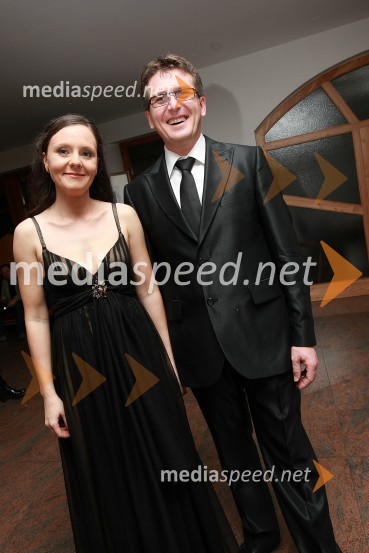 Mirjana Lovrič, odgovorna urednica TV Lendava in Jožef Vegi, odgovorni urednik radia MMR Lendava, povezovalca večera50 let radia MMR in 30 let TV oddaje Hidak - mostovi