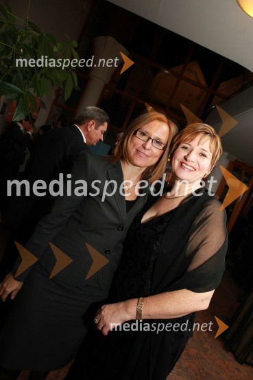 Cvetka Žirovnik, pomočnica generalnega direktorja RTV Slovenija za organizacijo, kadre in izobraževanje in Helena Zver, pomočnica generalnega direktorja RTV Slovenija za madžarsko narodno skupnost50 let radia MMR in 30 let TV oddaje Hidak - mostovi