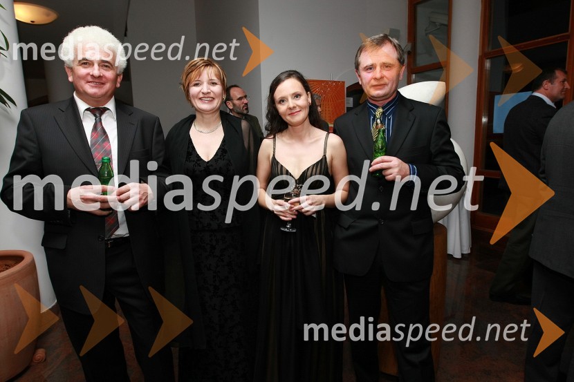 Dr. László Göncz, direktor Zavoda za kulturo madžarske narodnosti, ..., Mirjana Lovrič, odgovorna urednica TV Lendava, povezovalka večera in ...50 let radia MMR in 30 let TV oddaje Hidak - mostovi