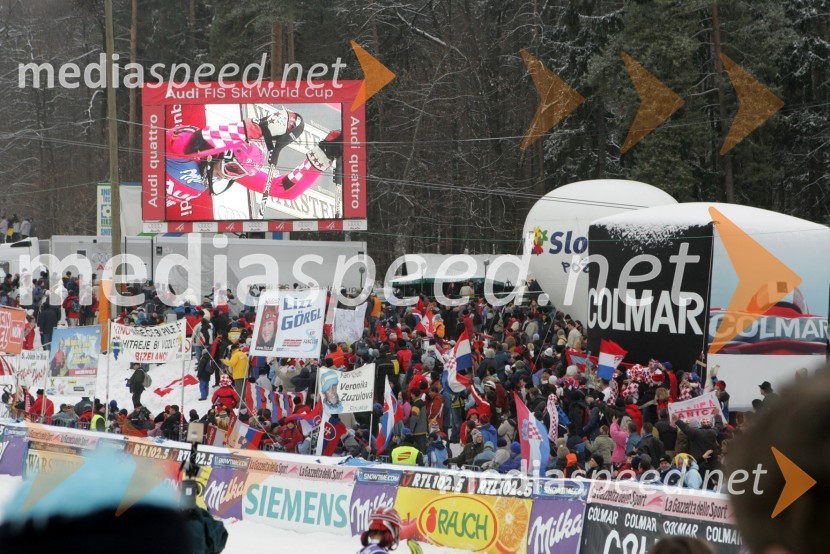 Hrvaški navijači pred štartom Janice Kostelič
(nedeljski slalom)42. Zlata lisica