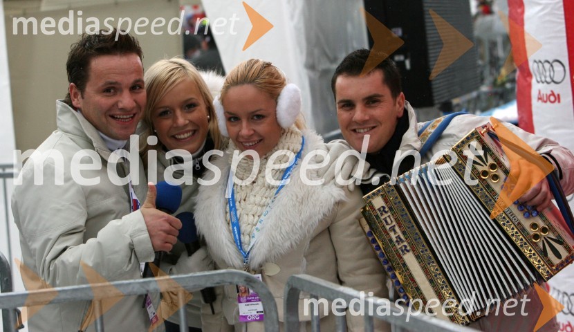 Skupina Atomik Harmonik
(nedeljski slalom)42. Zlata lisica