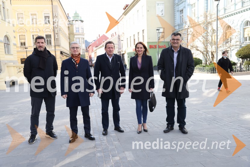  Roman Pungartnik, RK Celje Pivovarna Laško;  Franjo Bobinac, predsednik uprave Gorenje d.d., predsednik Rokometne zveze Slovenije;  Bojan Šrot, župan MO Celje;  Katarina Karlovšek, SBC;  ... Odštevalnik do EP v rokometu za ženske