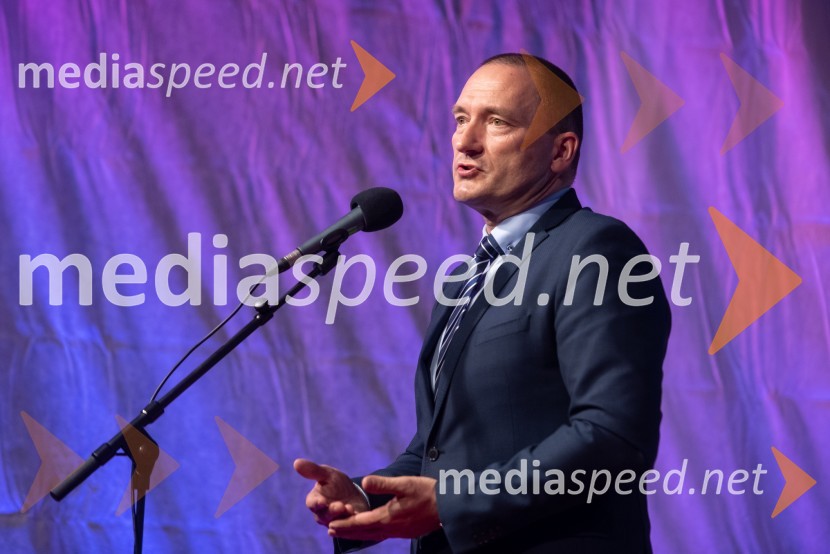 dr. Jože Podgoršek, agrarni ekonom in politik, minister za kmetijstvo, gozdarstvo in prehrano25. Vinska kraljica Slovenije