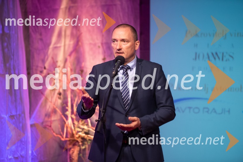 dr. Jože Podgoršek, agrarni ekonom in politik, minister za kmetijstvo, gozdarstvo in prehrano25. Vinska kraljica Slovenije