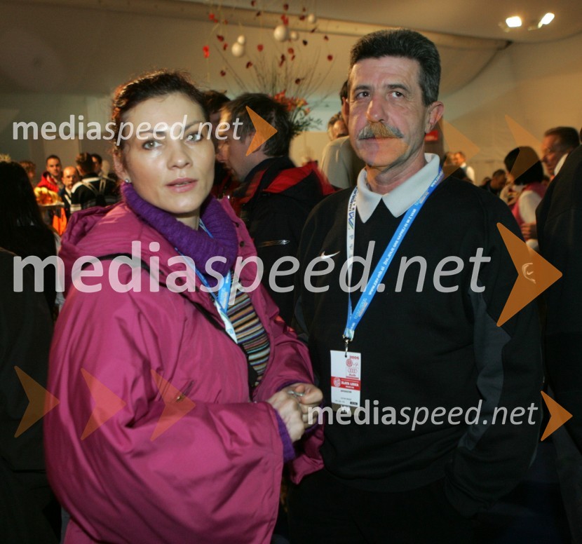 Sabina Hobacher, ki skrbi za odnose z javnostmi, NKBM in Splošne bolnišnice Maribor ter za redaktorstvo mariborskega uredništva tednika Žurnal in Drago Cotar, predsednik uprave Zavarovalnice Maribor 
(nedeljski slalom)42. Zlata lisica