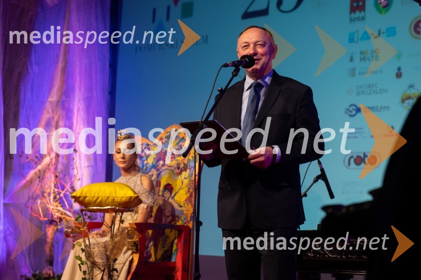  Stane Kocutar, mestni viničar, skrbnik Stare trte, novinar Radia Maribor, zgodovinar25. Vinska kraljica Slovenije