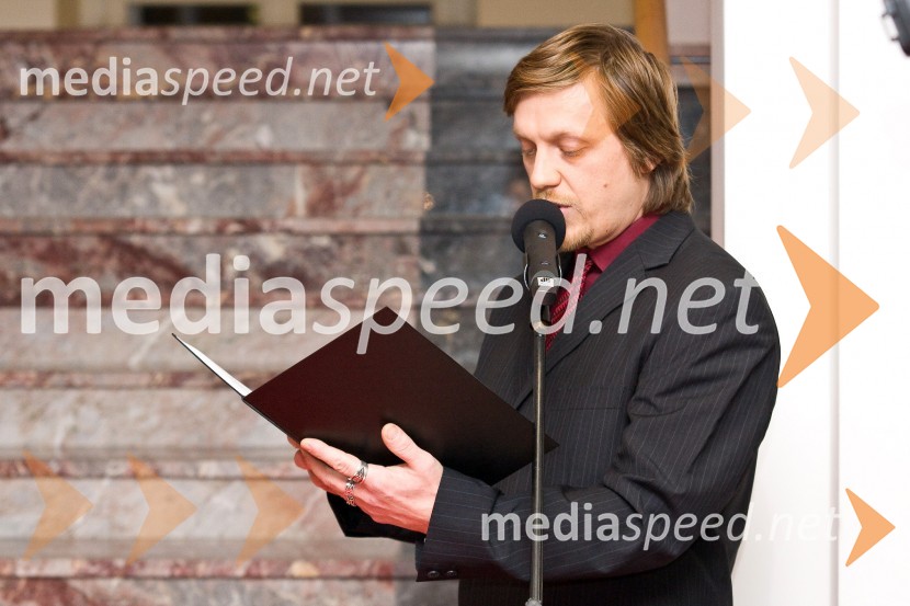 Jaka Mihelič, moderator Radia Študent, TV voditelj in povezovalec prireditveŠtudijske zbirke uporabne umetnosti, otvoritev razstave v Narodnem muzeju Slovenije