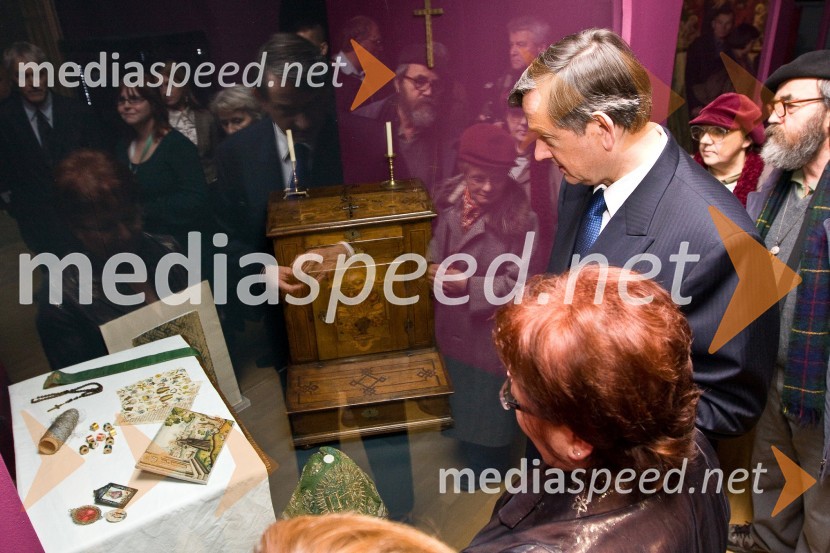 Mag. Goja Pajagič Bregar, kustosinja za tekstil v bogoslužju v Narodnem muzeju Slovenije in dr. Danilo Türk, predsednik Republike SlovenijeŠtudijske zbirke uporabne umetnosti, otvoritev razstave v Narodnem muzeju Slovenije
