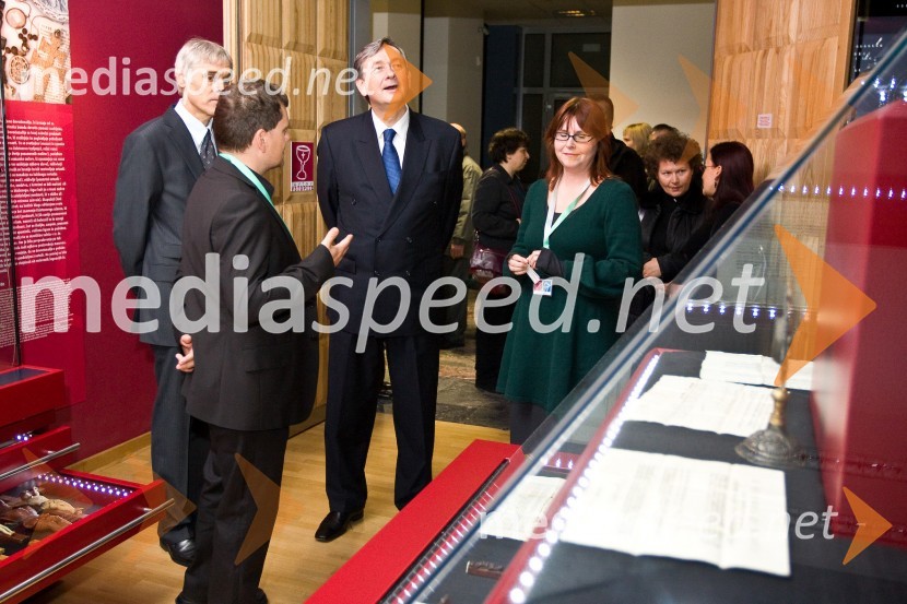 Peter Kos, direktor Narodnega muzeja Slovenije, dr. Danilo Türk, predsednik Republike Slovenije in dr. Mateja Kos, vodja projekta in koncepta razstaveŠtudijske zbirke uporabne umetnosti, otvoritev razstave v Narodnem muzeju Slovenije