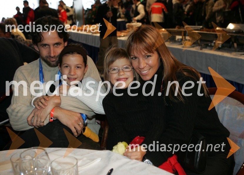 Podjetnik Uroš Razgoršek, njegova žena Eva ter hčerki Mia (levo) in Iza (desno)
(nedeljski slalom)42. Zlata lisica