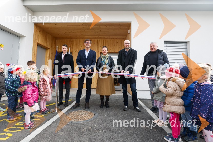  Janez Černe, podžupan Mestne občine Kranj;  Matjaž Rakovec, župan Mestne občine Kranj;  Urša Kejžar, v. d. ravnateljice Kranjskih vrtcev;  Tomaž Ogris, predsednik Krajevne skupnosti Bitnje;  Robert Nograšek, podžupan Mestne občine KranjOdprtje novozgrajenega vrtca Biba v Bitnjah