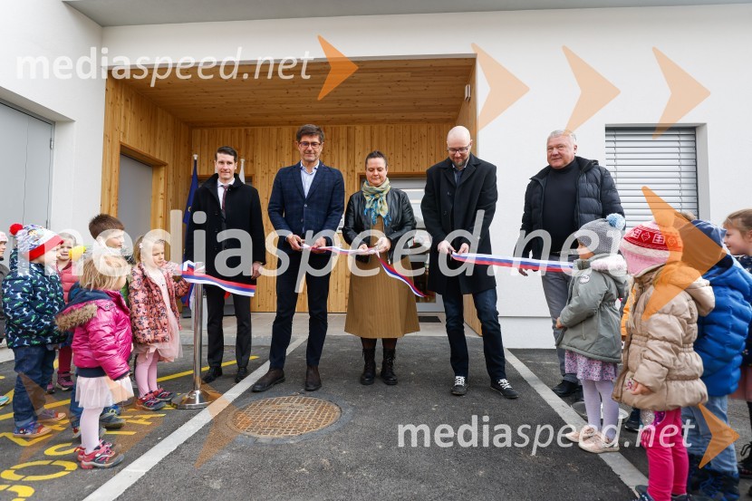  Janez Černe, podžupan Mestne občine Kranj;  Matjaž Rakovec, župan Mestne občine Kranj;  Urša Kejžar, v. d. ravnateljice Kranjskih vrtcev;  Tomaž Ogris, predsednik Krajevne skupnosti Bitnje;  Robert Nograšek, podžupan Mestne občine KranjOdprtje novozgrajenega vrtca Biba v Bitnjah