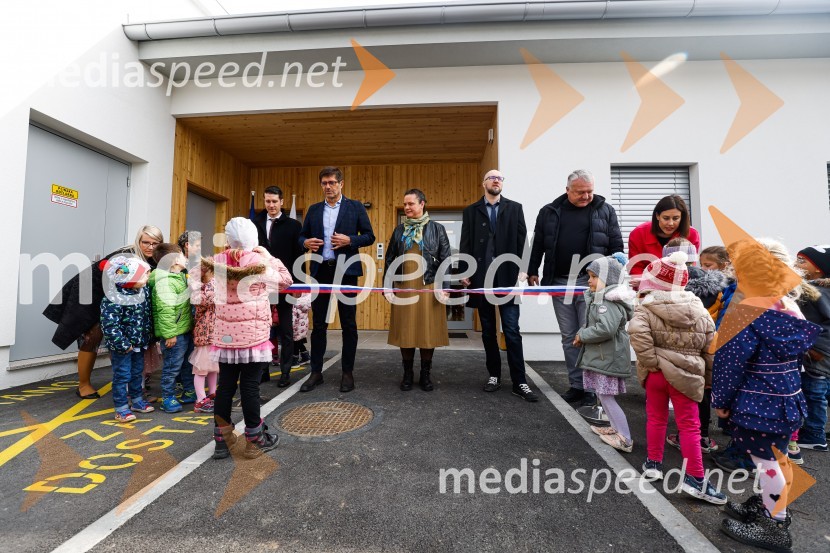  Janez Černe, podžupan Mestne občine Kranj;  Matjaž Rakovec, župan Mestne občine Kranj;  Urša Kejžar, v. d. ravnateljice Kranjskih vrtcev;  Tomaž Ogris, predsednik Krajevne skupnosti Bitnje;  ... Odprtje novozgrajenega vrtca Biba v Bitnjah