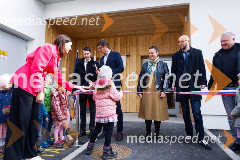  Janez Černe, podžupan Mestne občine Kranj;  Matjaž Rakovec, župan Mestne občine Kranj;  Urša Kejžar, v. d. ravnateljice Kranjskih vrtcev;  Tomaž Ogris, predsednik Krajevne skupnosti Bitnje;  Robert Nograšek, podžupan Mestne občine KranjOdprtje novozgrajenega vrtca Biba v Bitnjah