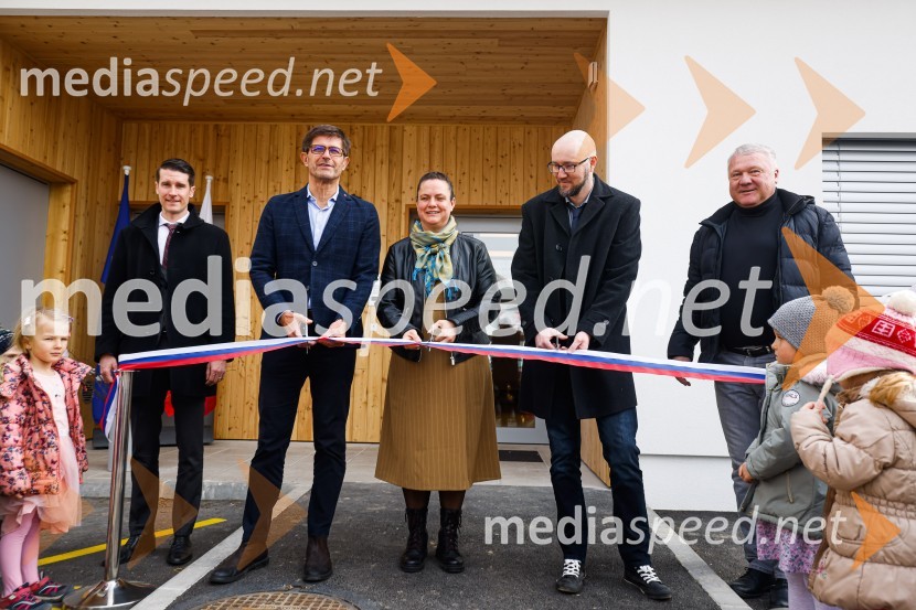  Janez Černe, podžupan Mestne občine Kranj;  Matjaž Rakovec, župan Mestne občine Kranj;  Urša Kejžar, v. d. ravnateljice Kranjskih vrtcev;  Tomaž Ogris, predsednik Krajevne skupnosti Bitnje;  Robert Nograšek, podžupan Mestne občine KranjOdprtje novozgrajenega vrtca Biba v Bitnjah