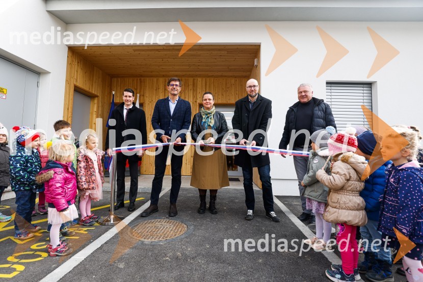  Janez Černe, podžupan Mestne občine Kranj;  Matjaž Rakovec, župan Mestne občine Kranj;  Urša Kejžar, v. d. ravnateljice Kranjskih vrtcev;  Tomaž Ogris, predsednik Krajevne skupnosti Bitnje;  Robert Nograšek, podžupan Mestne občine KranjOdprtje novozgrajenega vrtca Biba v Bitnjah