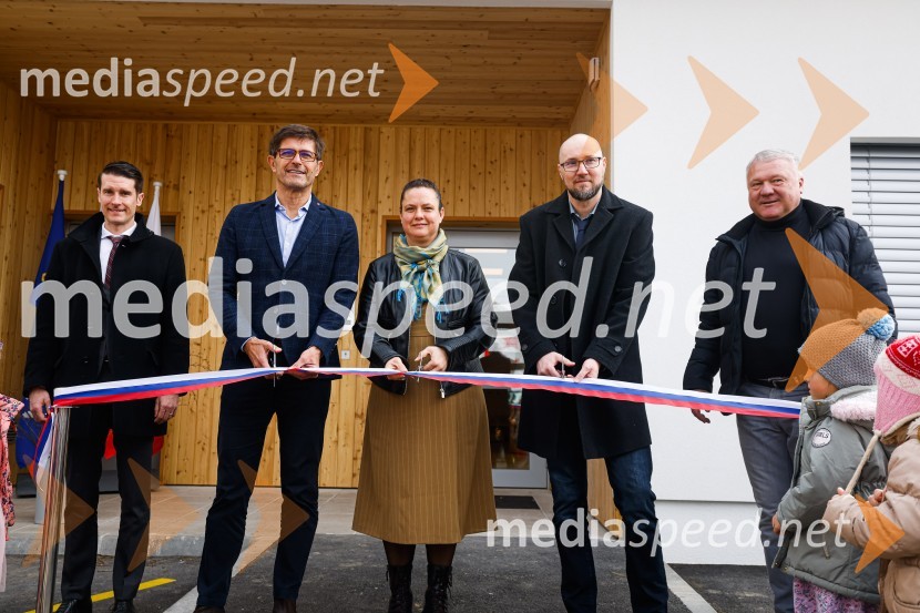  Janez Černe, podžupan Mestne občine Kranj;  Matjaž Rakovec, župan Mestne občine Kranj;  Urša Kejžar, v. d. ravnateljice Kranjskih vrtcev;  Tomaž Ogris, predsednik Krajevne skupnosti Bitnje;  Robert Nograšek, podžupan Mestne občine KranjOdprtje novozgrajenega vrtca Biba v Bitnjah