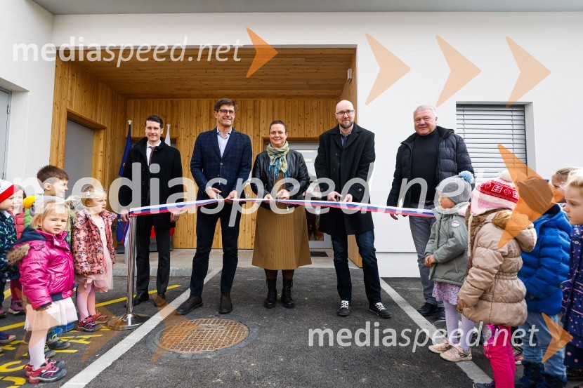  Janez Černe, podžupan Mestne občine Kranj;  Matjaž Rakovec, župan Mestne občine Kranj;  Urša Kejžar, v. d. ravnateljice Kranjskih vrtcev;  Tomaž Ogris, predsednik Krajevne skupnosti Bitnje;  Robert Nograšek, podžupan Mestne občine KranjOdprtje novozgrajenega vrtca Biba v Bitnjah