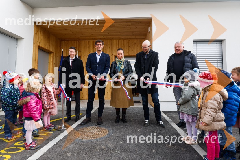  Janez Černe, podžupan Mestne občine Kranj;  Matjaž Rakovec, župan Mestne občine Kranj;  Urša Kejžar, v. d. ravnateljice Kranjskih vrtcev;  Tomaž Ogris, predsednik Krajevne skupnosti Bitnje;  Robert Nograšek, podžupan Mestne občine KranjOdprtje novozgrajenega vrtca Biba v Bitnjah