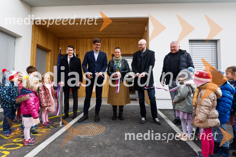  Janez Černe, podžupan Mestne občine Kranj;  Matjaž Rakovec, župan Mestne občine Kranj;  Urša Kejžar, v. d. ravnateljice Kranjskih vrtcev;  Tomaž Ogris, predsednik Krajevne skupnosti Bitnje;  Robert Nograšek, podžupan Mestne občine KranjOdprtje novozgrajenega vrtca Biba v Bitnjah