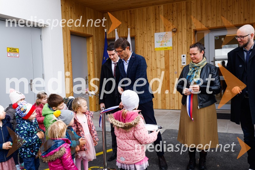  Janez Černe, podžupan Mestne občine Kranj;  Matjaž Rakovec, župan Mestne občine Kranj;  Urša Kejžar, v. d. ravnateljice Kranjskih vrtcev;  Tomaž Ogris, predsednik Krajevne skupnosti BitnjeOdprtje novozgrajenega vrtca Biba v Bitnjah