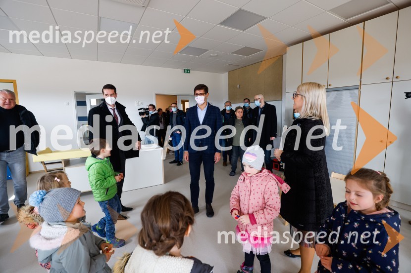  Janez Černe, podžupan Mestne občine Kranj;  Matjaž Rakovec, župan Mestne občine Kranj;  ... Odprtje novozgrajenega vrtca Biba v Bitnjah