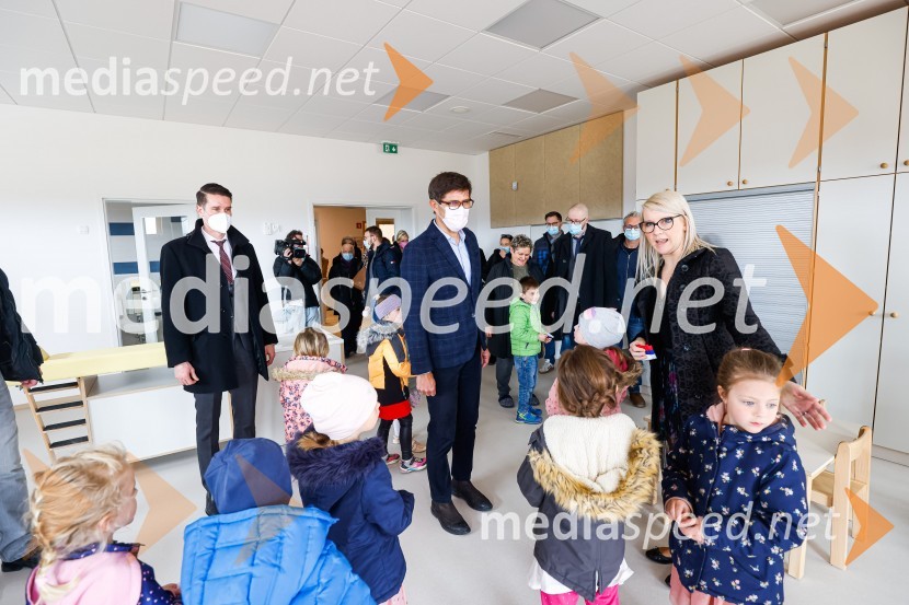 Janez Černe, podžupan Mestne občine Kranj;  Matjaž Rakovec, župan Mestne občine Kranj;  ... Odprtje novozgrajenega vrtca Biba v Bitnjah