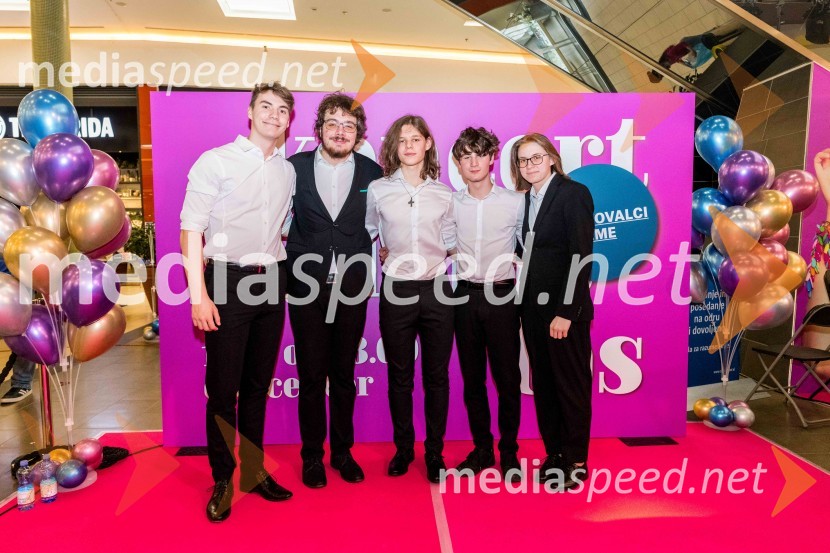  Filip Vidušin, glasbena skupina LPS;  Žiga Žvižej, glasbena skupina LPS;  Mark Semeja, glasbena skupina LPS;  Gašper Hlupič, glasbena skupina LPS;  Zala Velenšek, glasbena skupina LPSKoncert celjske skupine LPS v Citycentru Celje