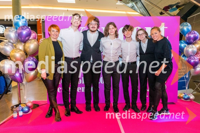  Nena Horvat, vodja marketinga Citycenter Celje;  Filip Vidušin, glasbena skupina LPS;  Žiga Žvižej, glasbena skupina LPS;  Mark Semeja, glasbena skupina LPS;  Gašper Hlupič, glasbena skupina LPS;  Zala Velenšek, glasbena skupina LPS;  ... Koncert celjske skupine LPS v Citycentru Celje