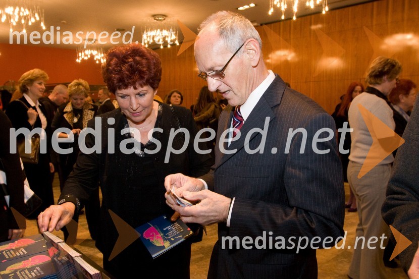 Miro Cerar, nekdanji gimnastičar in predsednik Olimpijske akademije ter ambasador za fair play z ženoPremiera predstave Sugar - Nekateri so za vroče