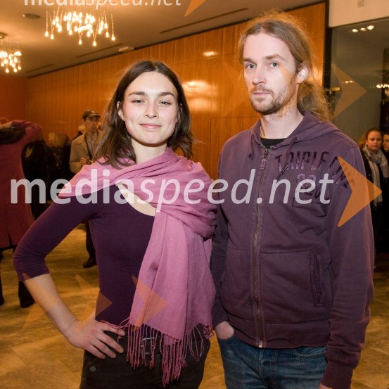 Arna Hadžialjević, igralka s prijateljemPremiera predstave Sugar - Nekateri so za vroče