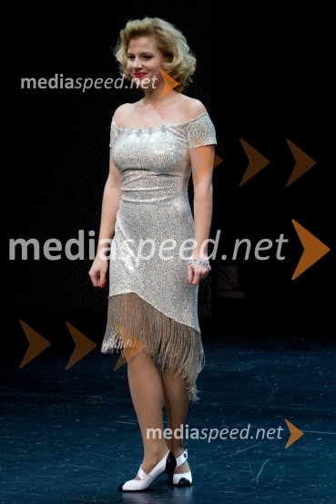 Premiera predstave Sugar - Nekateri so za vroče, poklon, Jana Zupančič (Sugar Kane)Premiera predstave Sugar - Nekateri so za vroče