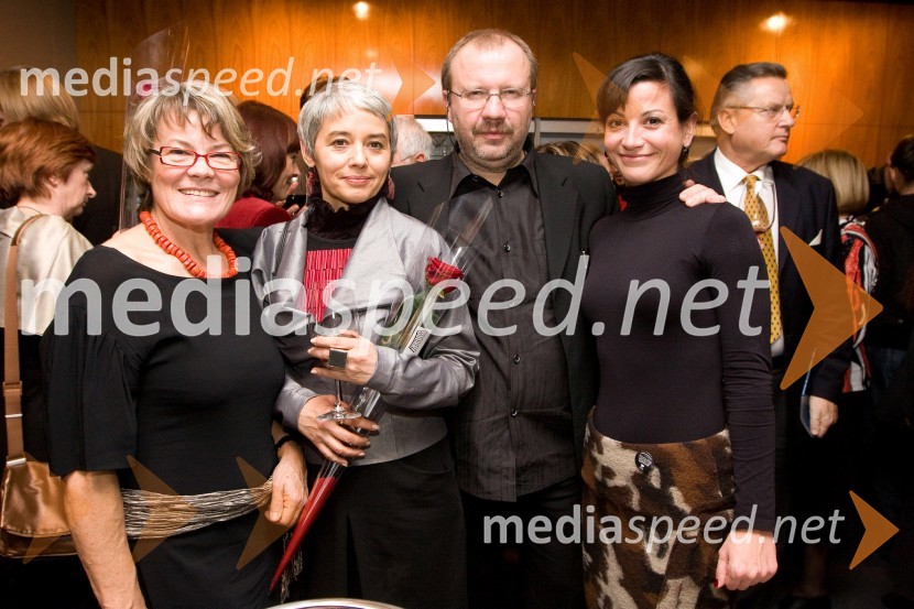 ..., Alja Predan, dramaturginja in vodja gledališkega programa v Cankarjevem domu, Stanislav Moša, (češki) režiser predstave in Simona Belle, služba za stike z javnostmi MGLPremiera predstave Sugar - Nekateri so za vroče