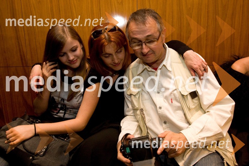 Barbara Hieng Samobor, direktorica MGL s hčerko Ano in Vito Tofaj, fotografPremiera predstave Sugar - Nekateri so za vroče