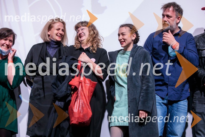  Lija Pogačnik, producentka;  Tijana Zinajić, režiserka, igralka;  Liza Marijina, igralka;  Vlado Bulajić, filmski producentPrasica, premiera filma Tijane Zinajić