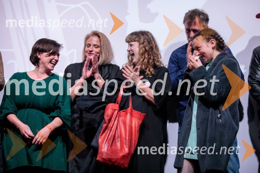  Iza Strehar, dramatičarka in scenaristka;  Lija Pogačnik, producentka;  Tijana Zinajić, režiserka, igralka;  Liza Marijina, igralkaPrasica, premiera filma Tijane Zinajić