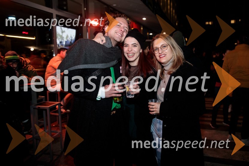  Jaka Smerkolj Simoneti, dramaturg in kritik;  Anuša  Kodelja, igralka;  Tereza  Gregorič, dramaturginjaPrasica, premiera filma Tijane Zinajić