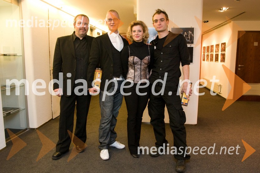 Stanislav Moša, režiser predstave, Uroš Smolej, Jana Zupančič in Gregor Gruden, igralci v predstaviPremiera predstave Sugar - Nekateri so za vroče