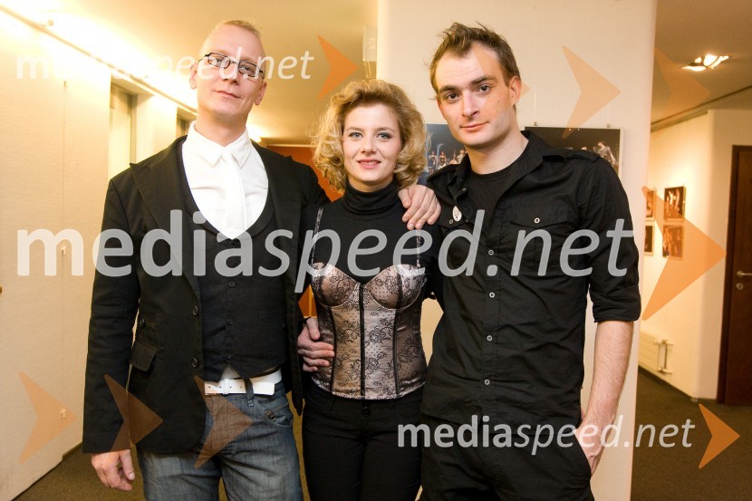 Uroš Smolej, Jana Zupančič in Gregor Gruden, igralci v predstaviPremiera predstave Sugar - Nekateri so za vroče