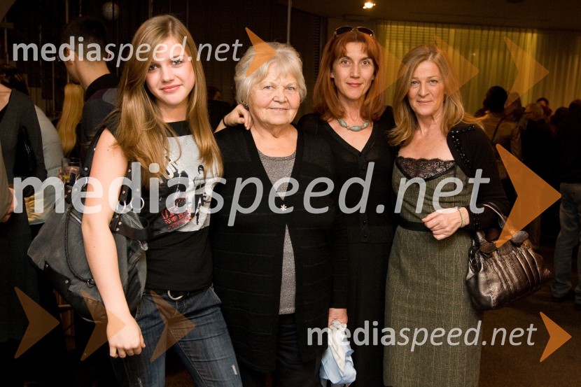 Ana, hčerka direktorice MGL, Barbare Hieng Samobor, mama župana Ljubljane, Zorana Jankoviča, Barbara Hieng Samobor, direktorica MGL in Mija Jankovič, žena župana Ljubljane, Zorana JankovičaPremiera predstave Sugar - Nekateri so za vroče