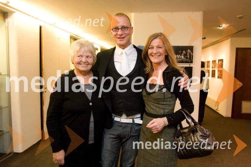 Uroš Smolej, igralec v predstavi z mamo in ženo župana Ljubljane, Zorana JankovičaPremiera predstave Sugar - Nekateri so za vroče