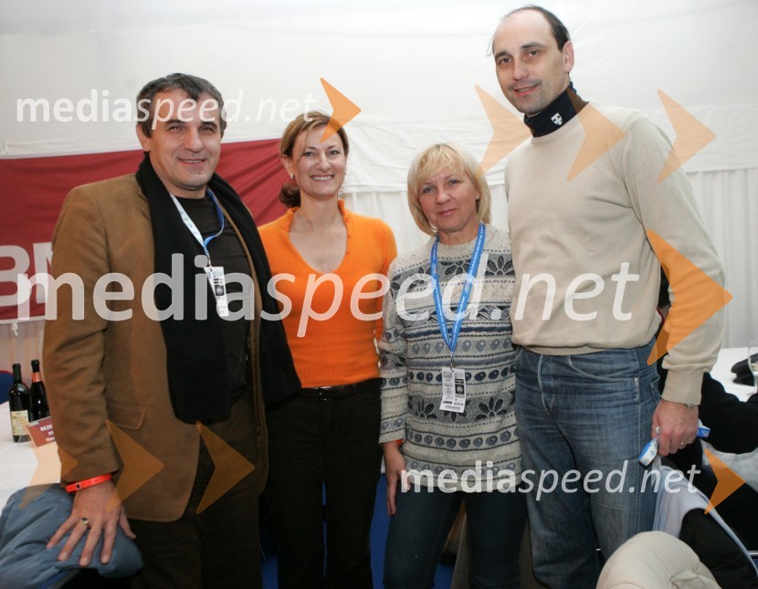 Branko Kurbus, direktor podjetja Arcont d.d. z ženo Bredo (druga z desne), Manja Skernišak, članica uprave Nove KBM ter članica nadzornega sveta Zavarovalnice Maribor(druga z leve) in Matjaž Kovačič, predsednik uprave Nove KBM
(nedeljski slalom)42. Zlata lisica