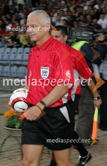 Sodnik tekme je bil Drago Kos, sicer predsednik protikorupcijske komisije, ki ima tudi licenco za sojenje mednarodnih nogometnih tekemStipe Balajič poslovilna tekma