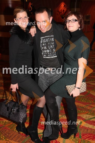 Aleksandra Godec, novinarka, Borut Cvetko, fotograf in Katarina Pernat, redaktorica mariborskega uredništva brezplačnega tednika ŽurnalSeverina, koncert v Mondu