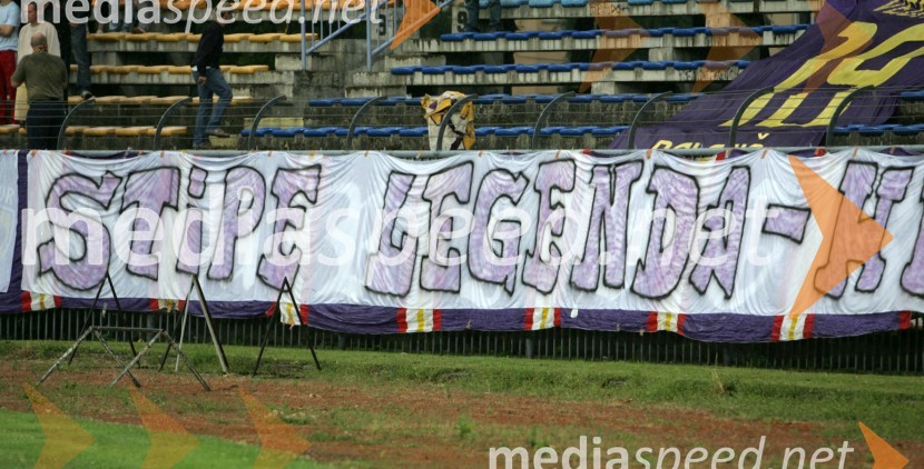 Napis na južni strani stadiona, kjer imajo svoj prostor VioleStipe Balajič poslovilna tekma