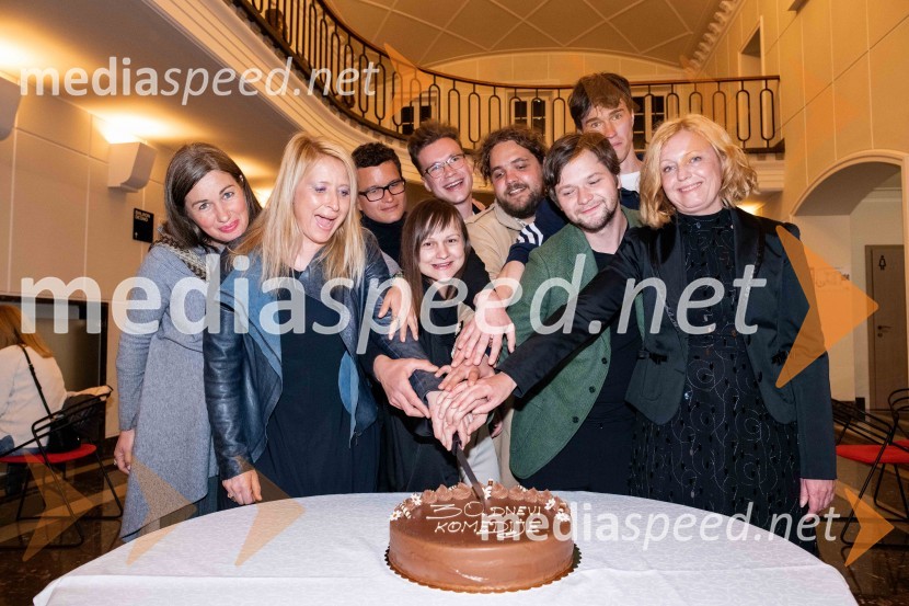  Romana Šalehar, igralka;  Tatjana Doma, dramaturginja SLG Celje;  Juš A. Zidar, režiser;  Brina Klampfer Merčnik, komparativistka in dramaturginja;  Žan Brelih Hatunić, igralec;  Luka Marcen, režiser;  Stane Tomazin, igralec;  Urban Kuntarič, igralec; mag. Tina Kosi, upravnica SLG Celje30. Dnevi komedije, zaključek v SLG Celje